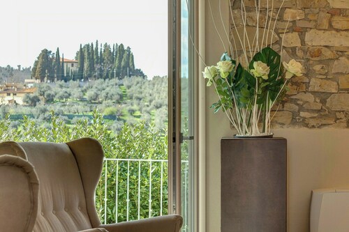 Villa with infinity pool in the Tuscan hills