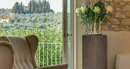 Villa with infinity pool in the Tuscan hills