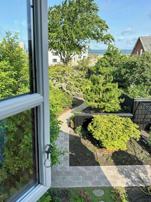 A garden with various plants and a pathway. - Half-timbered house with harbor view in Ebeltoft (Ebeltoft)