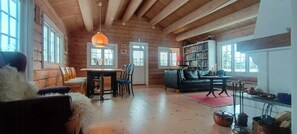 TV, fireplace - Cabin with sauna in Vegglifjell (Veggli)