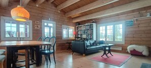TV, fireplace - Cabin with sauna in Vegglifjell (Veggli)