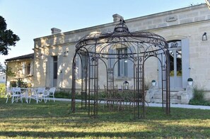 Outdoor dining - Charming estate near Saint-Émilion (Saint-Christophe-des-Bardes)