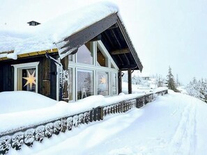 Exterior - Mountain Cabin with Stunning Views, Sauna & Lake (Eggedal)