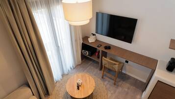 Suite Deluks, balkon | Area keluarga | Smart TV 50-inci dengan saluran TV digital dan Netflix