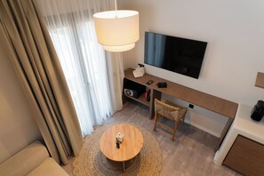 Deluxe Suite, Balcony | Living area | 50-inch Smart TV with digital channels, Netflix, streaming services - Ichos Apartments (Volissos)