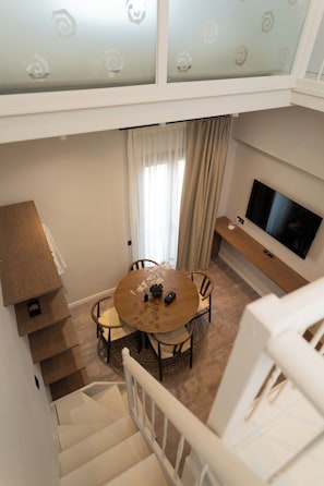 Deluxe Apartment, Balcony | Living area | 50-inch Smart TV with digital channels, Netflix, streaming services - Ichos Apartments (Volissos)