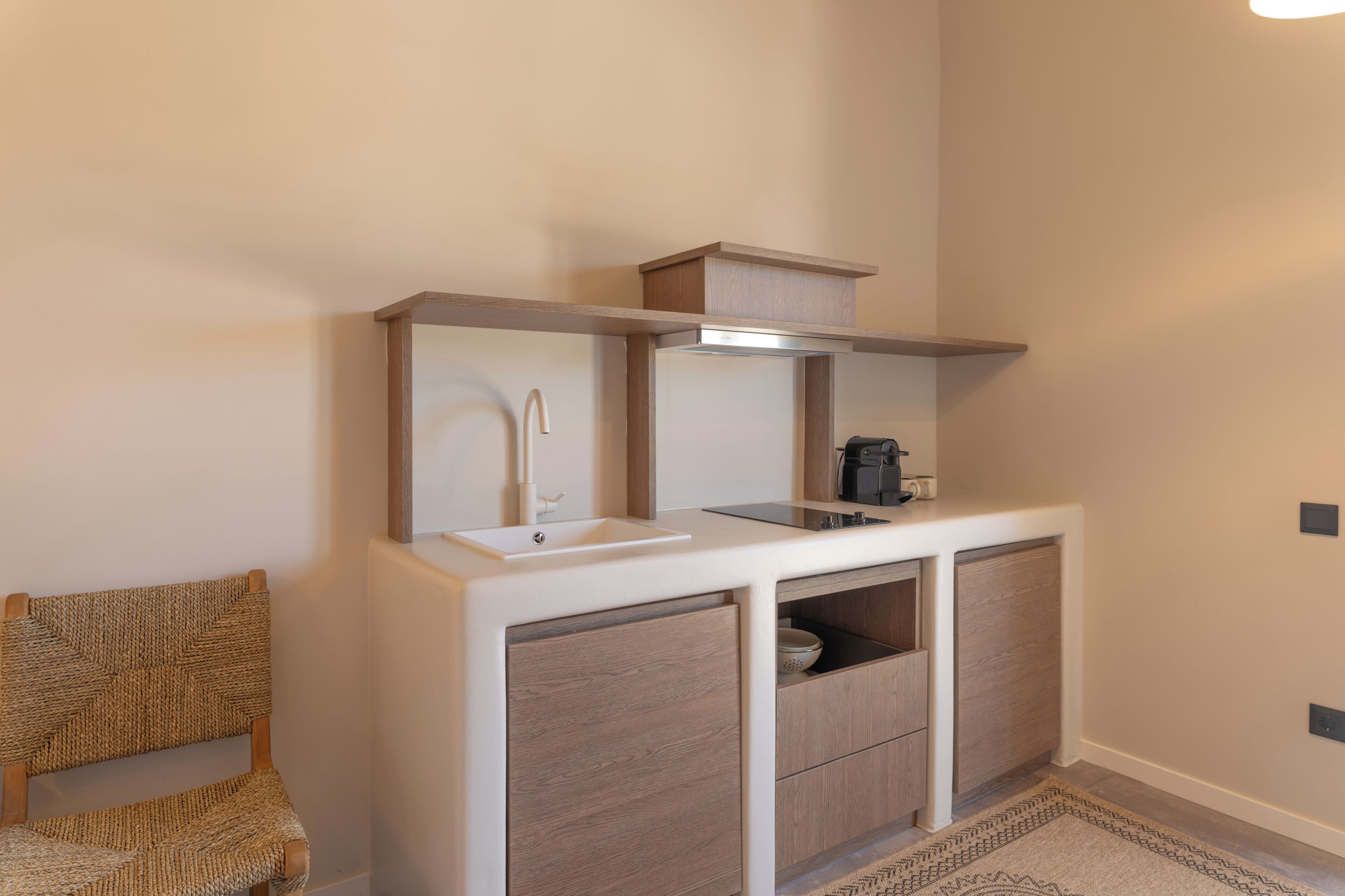 Apartemen Deluks, balkon | Dapur kecil pribadi | Mesin espresso, mesin pembuat kopi/teh, dan lemari es kecil