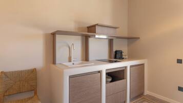 Apartemen Deluks, balkon | Dapur kecil pribadi | Mesin espresso, mesin pembuat kopi/teh, dan lemari es kecil