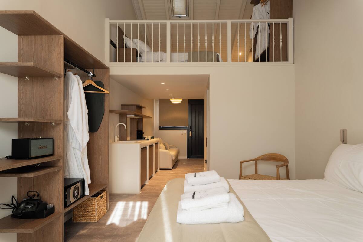 Suite superior, balcón, vista al mar | Ropa de cama de alta calidad, edredón y camas con efecto memoria 