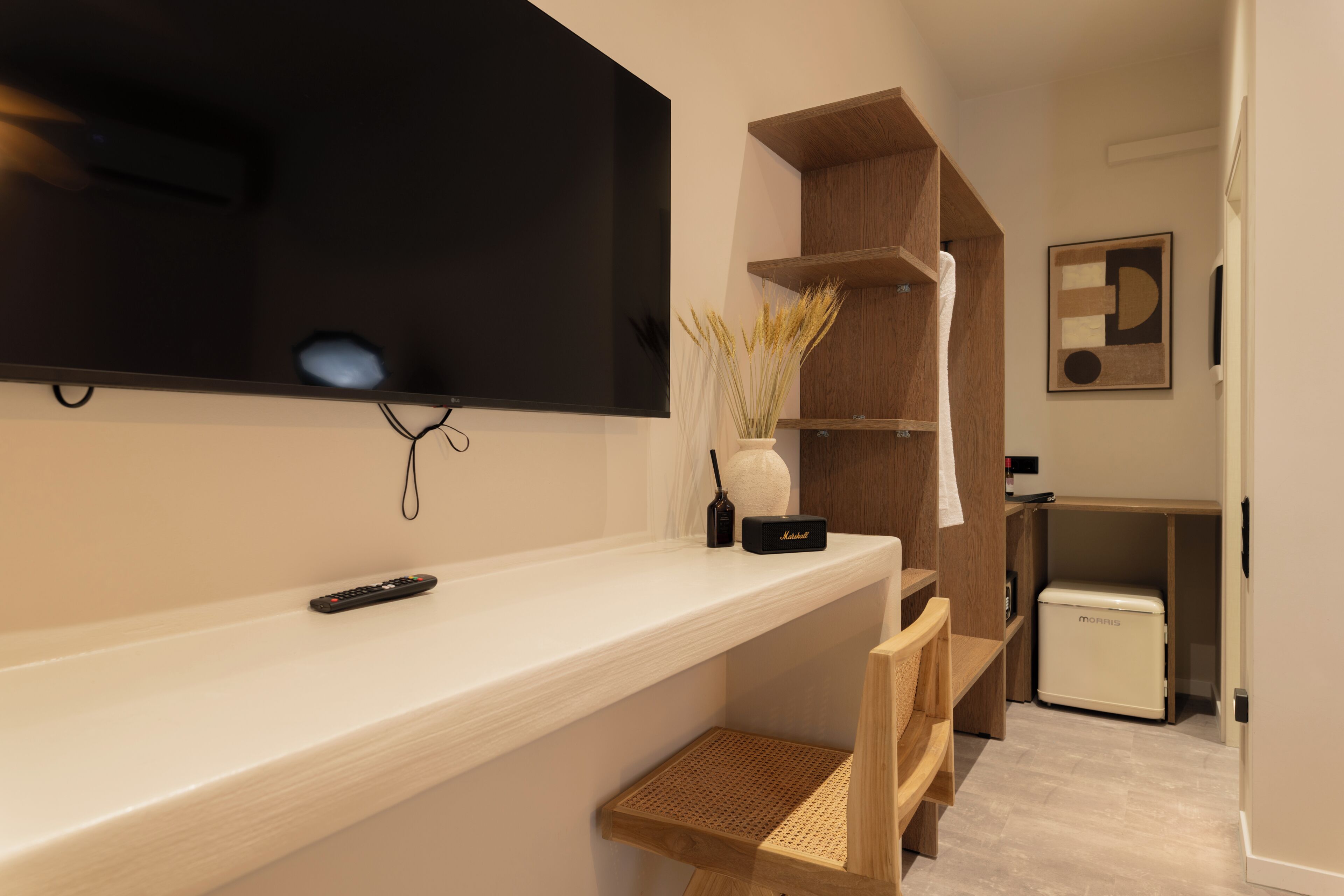 Deluxe Room, Balcony | Wardrobe