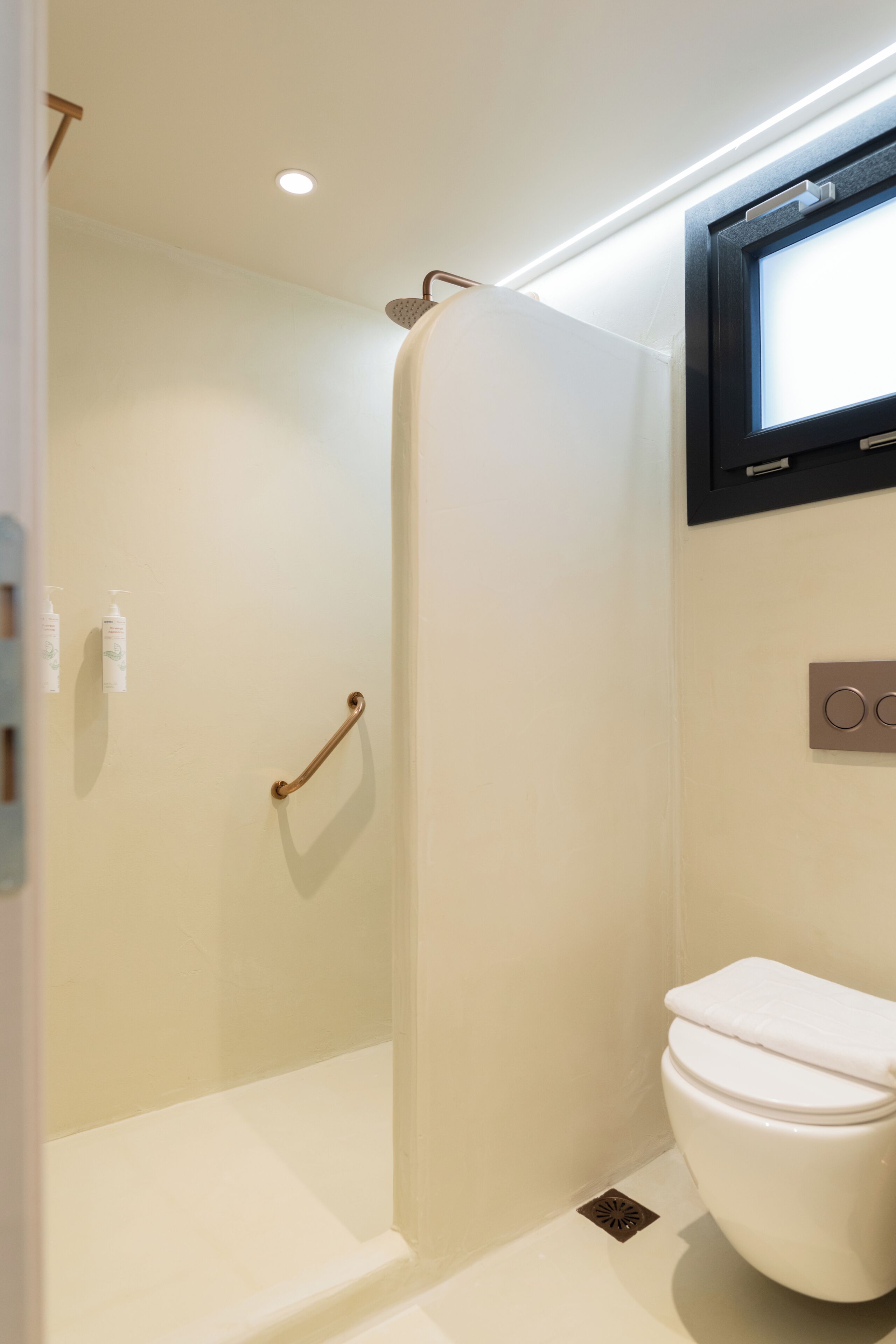 Superior suite, balkon, uitzicht op zee | Badkamer | Een douche, een regendouche, een haardroger, badjassen
