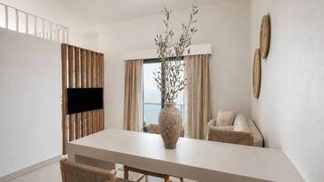 Superior Suite, Balcony, Sea View | Interior