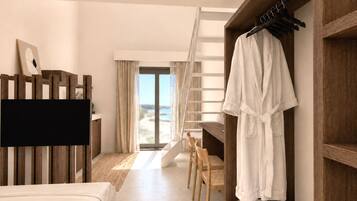 Deluxe Apartment, Balcony | Premium bedding, down comforters, memory foam beds