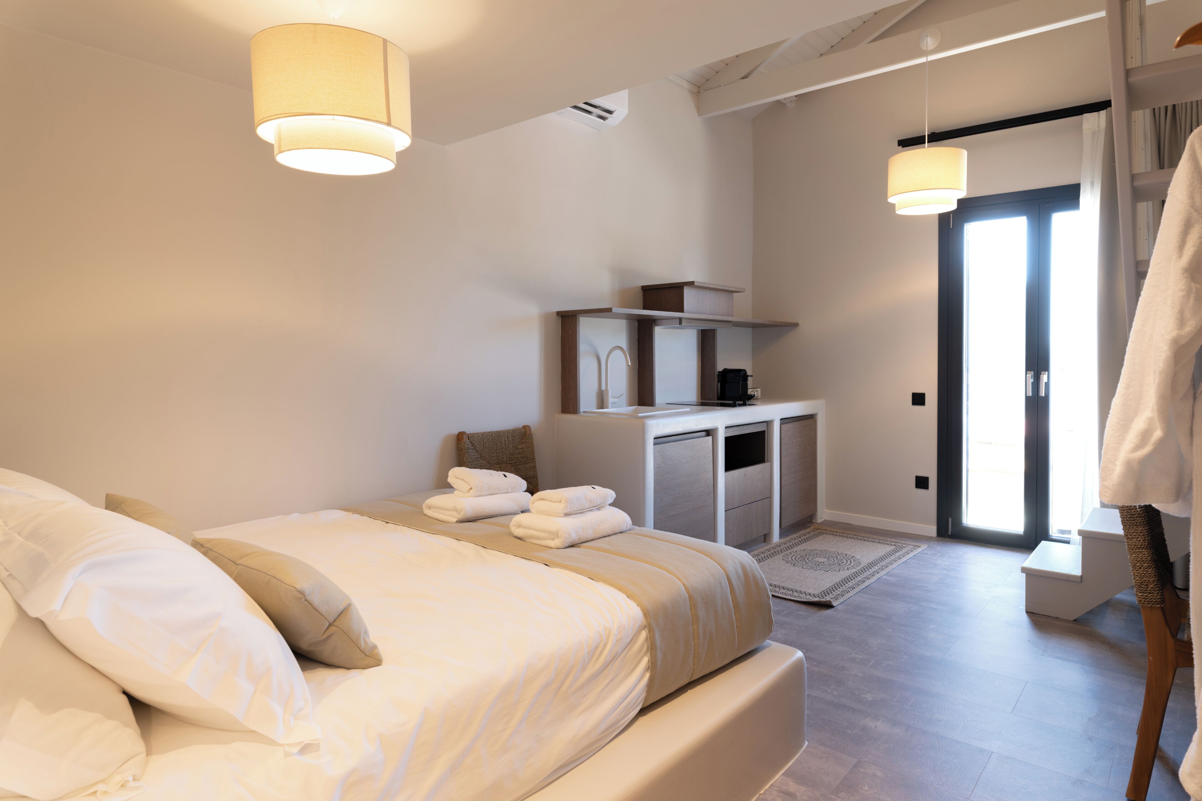 Apartemen Deluks, balkon | Seprai premium, selimut bulu angsa, busa memori, dan isi minibar gratis