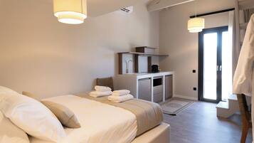 Apartemen Deluks, balkon | Seprai premium, selimut bulu angsa, busa memori, dan isi minibar gratis