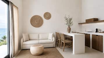 Suite superior, balcón, vista al mar | Área de sala de estar