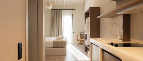Superior suite, balkon, uitzicht op zee | Luxe beddengoed, donzen dekbedden, bedden met traagschuimmatras
