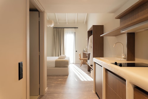 Ichos Apartments