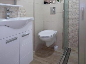 Bathroom - Tranquil Family Room With Shared Pool (Lastva Grbaljska)
