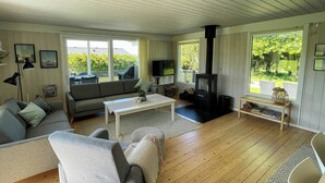 Un salon spacieux avec un canapé, une table basse et une cheminée.