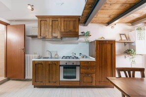 Frigorífico, horno, placa de cocina y utensilios de cocina
