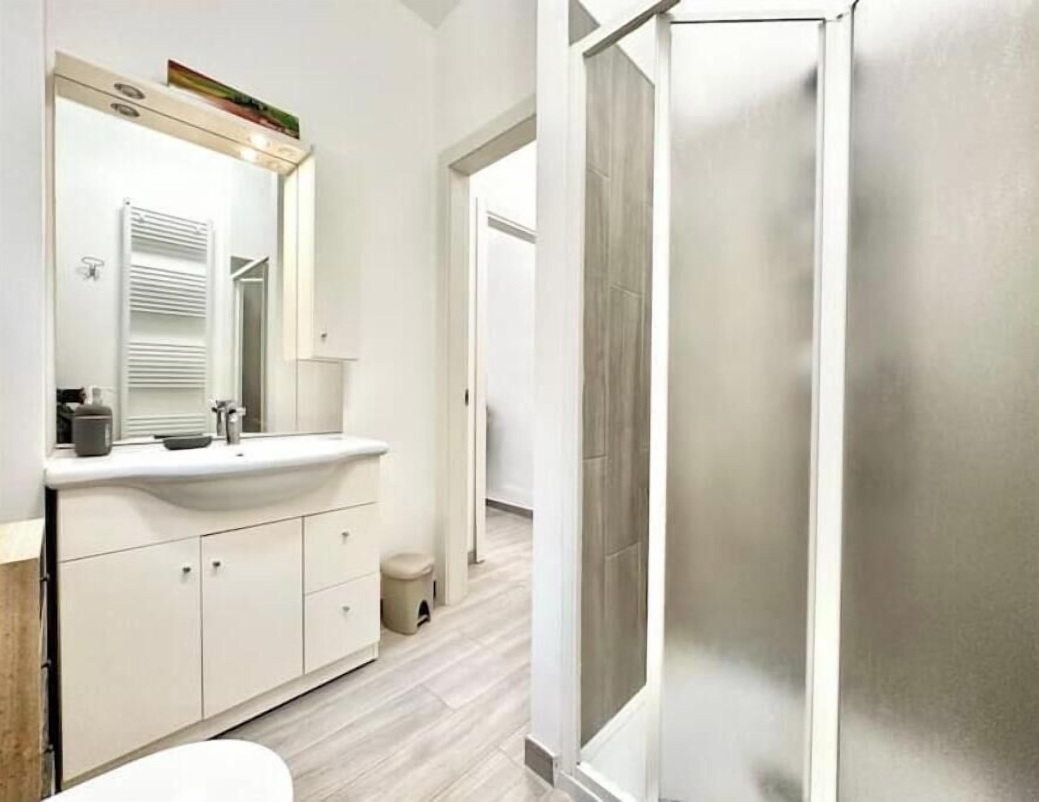 Bruser, hårtørrer, bidet, håndklæder