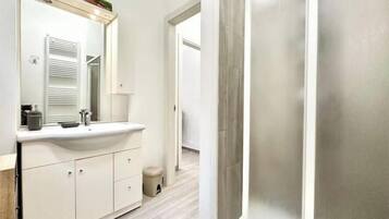 Bruser, hårtørrer, bidet, håndklæder