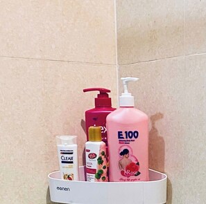 Apartamento standard, várias camas, cozinha, vista para a piscina | Banheiro | Chuveiro, chuveiro com efeito de chuva, secador de cabelo, chinelos