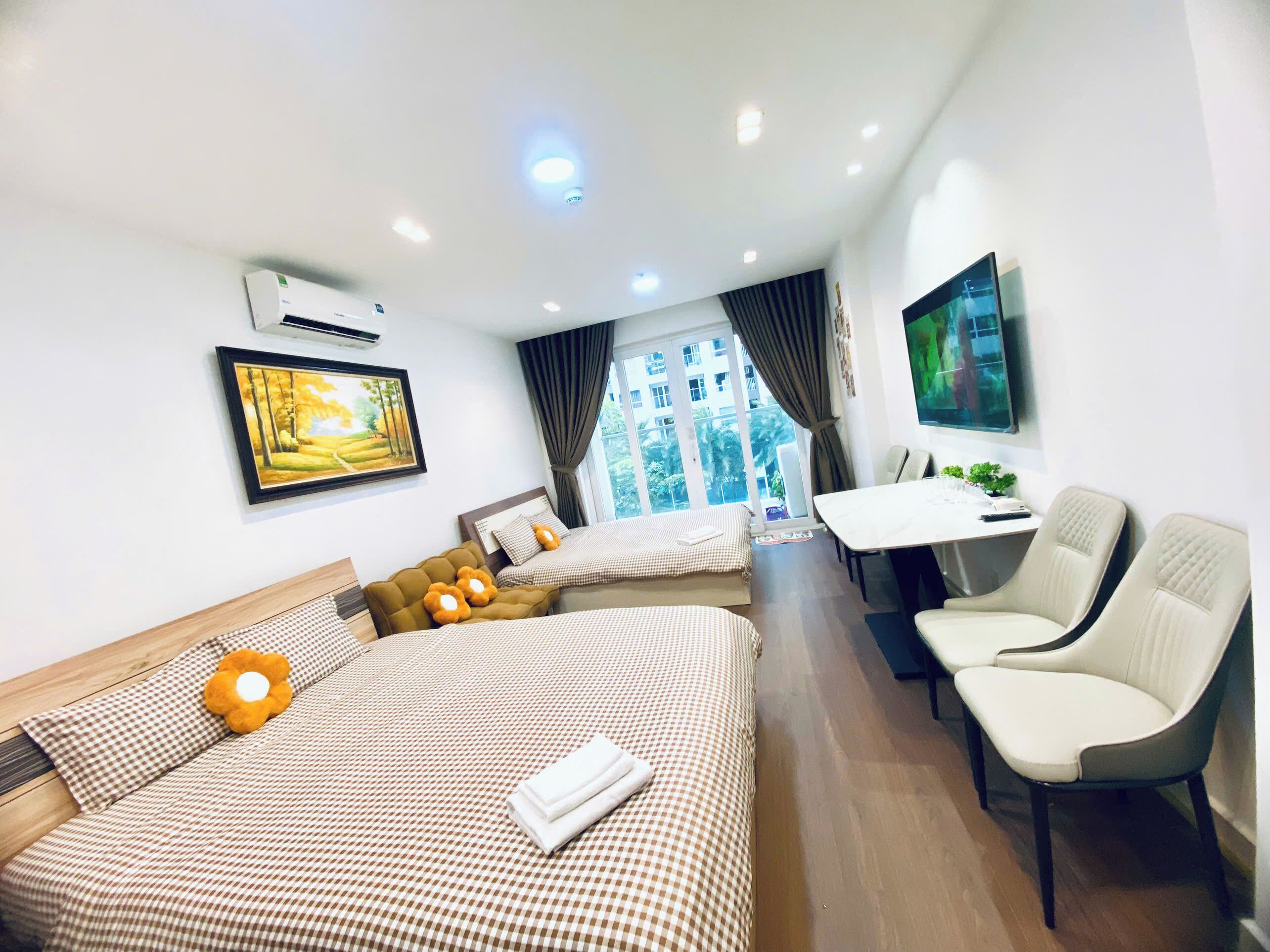 Departamento estándar, varias camas, cocina, vista a la alberca | Escritorio, espacio para trabajar con laptop y cortinas blackout 