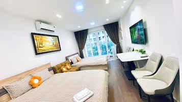 Departamento estándar, varias camas, cocina, vista a la alberca | Escritorio, espacio para trabajar con laptop y cortinas blackout