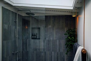 Shower - Minimalist Japanese House in Forest Area (Kvistgård)