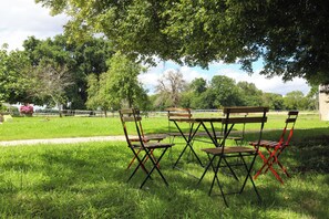 Outdoor dining - Vrbo Property (Rouffignac)