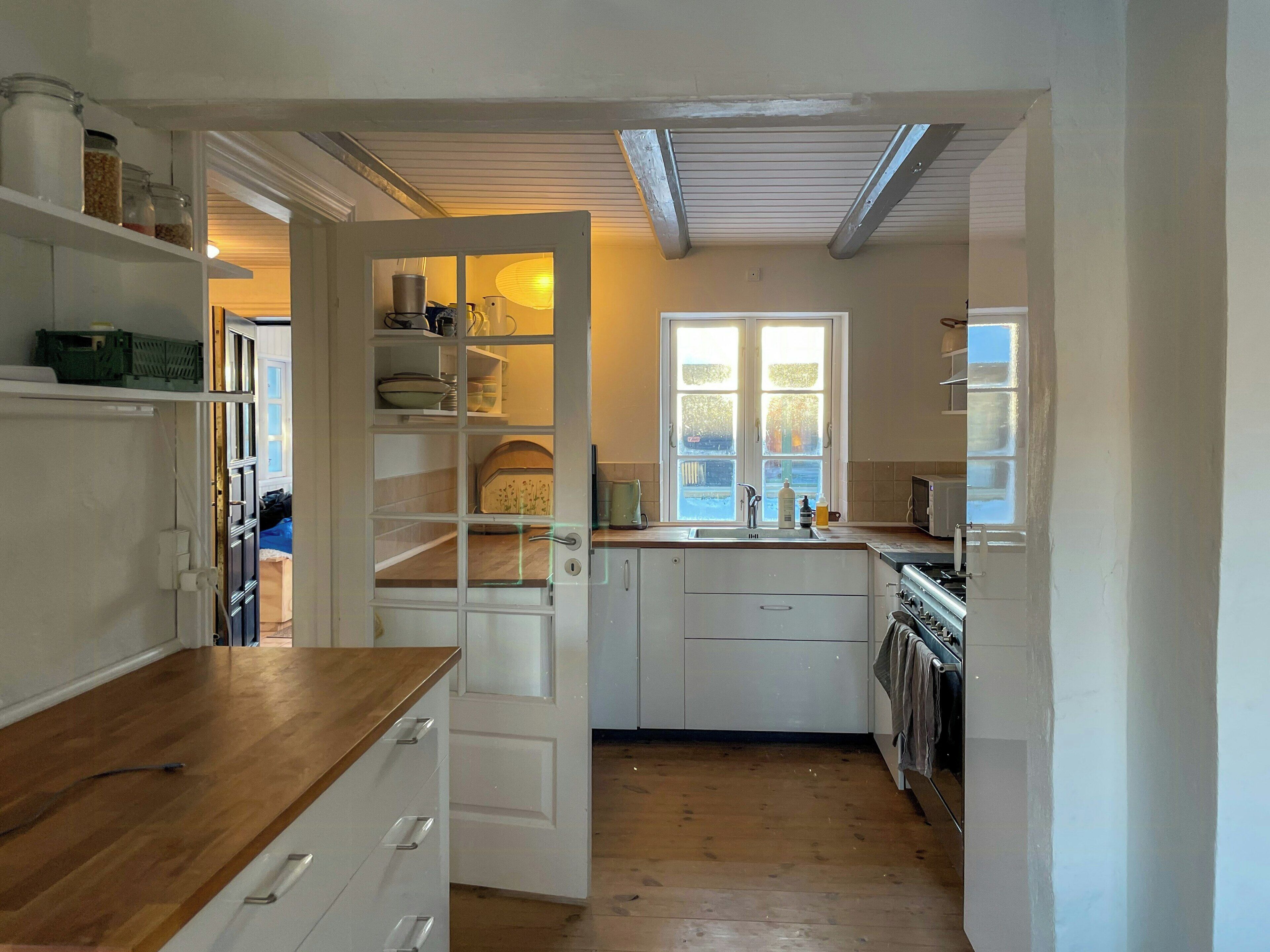 Microwave, oven, dishwasher, coffee/tea maker