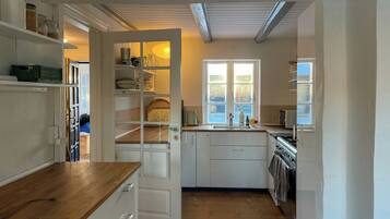Microwave, oven, dishwasher, coffee/tea maker