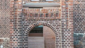 A brick building with a central arched doorway, two windows above, and a stone base. - Apartment in the commandery near the Elbe (Werben)