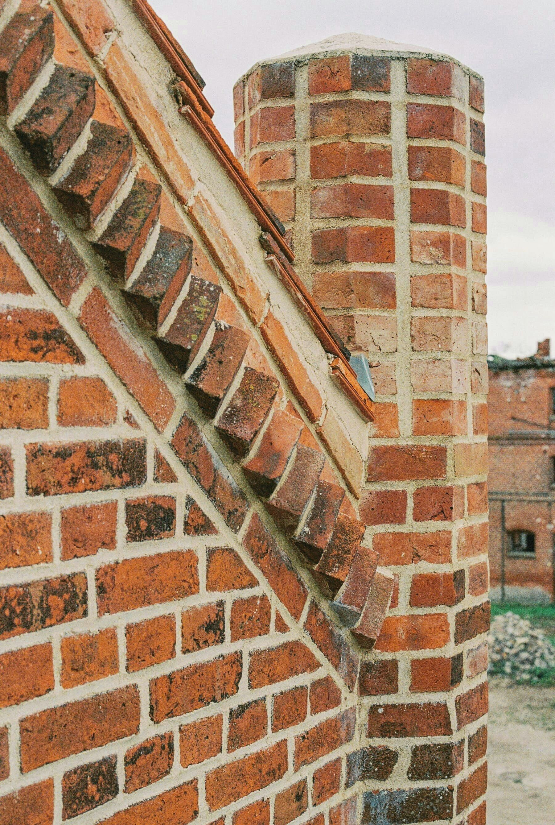 Un mur de briques avec une cheminée et une fenêtre.
