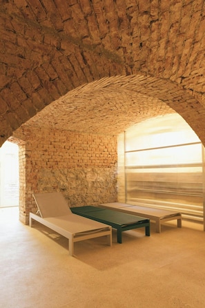 A room with a brick ceiling, a green pool table, and a white lounge chair. - Apartment in the commandery near the Elbe (Werben)
