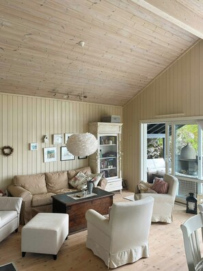 TV, fireplace - Cozy cabin with Økstrafjord view (Jelsa)