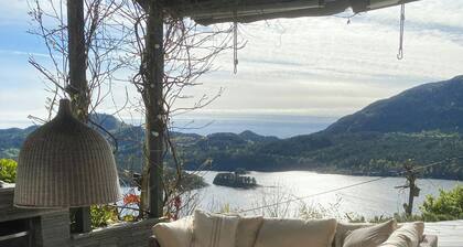Gemütliche Hütte mit Blick auf den Økstrafjord