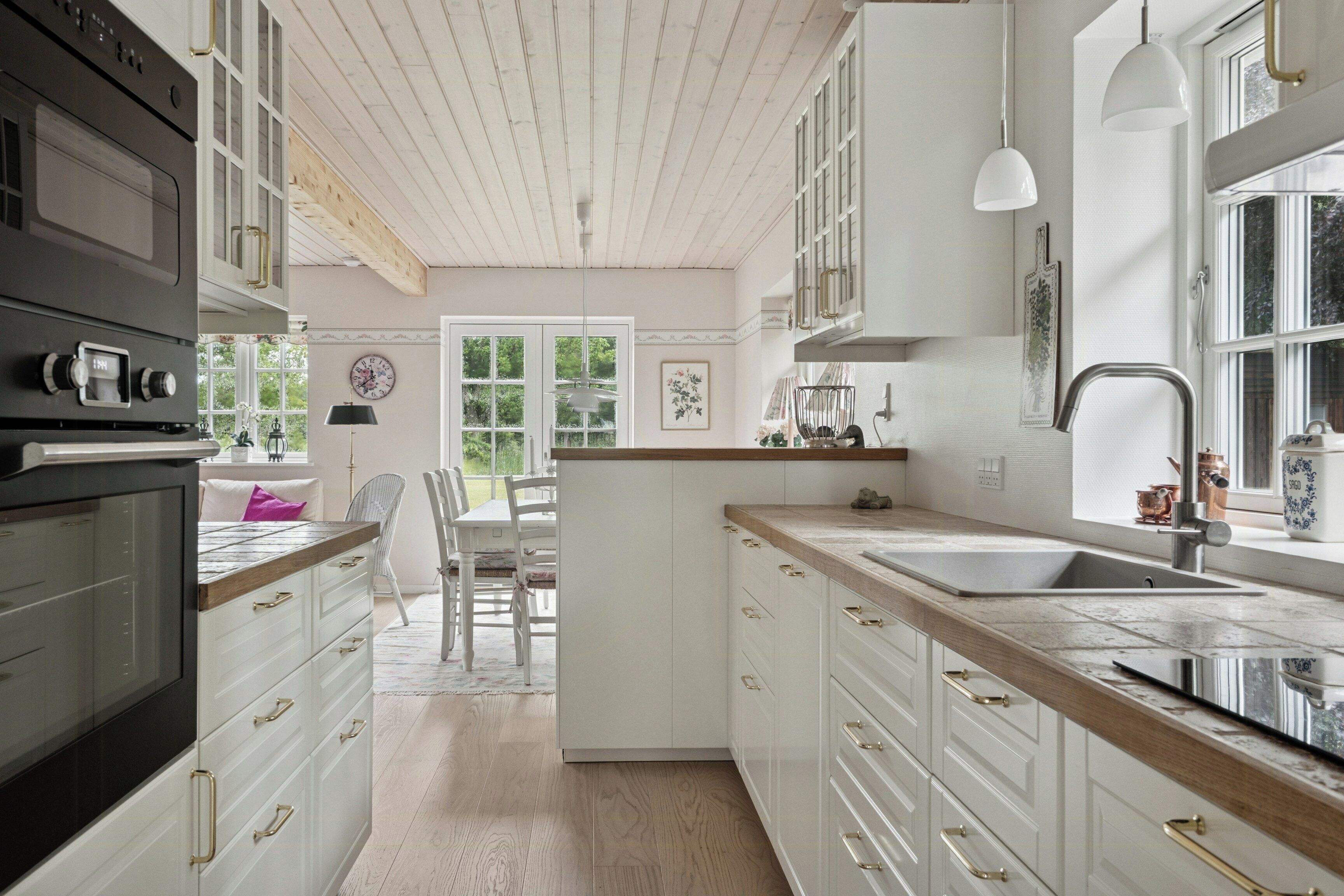 Microwave, oven, dishwasher, coffee/tea maker