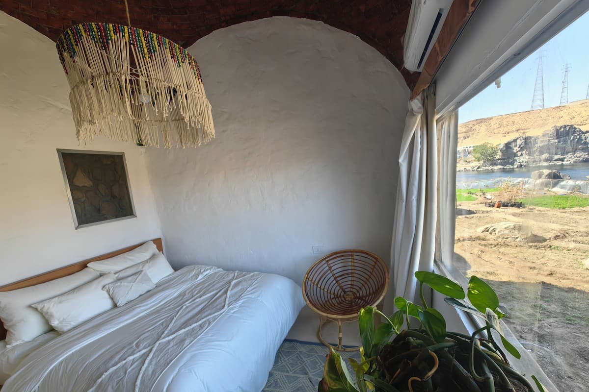 Deluxe Room, 1 King Bed, Private Bathroom, River View | In-room safe, blackout drapes
