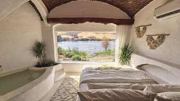 Suite familiar, vistas al río | Caja fuerte y cortinas opacas