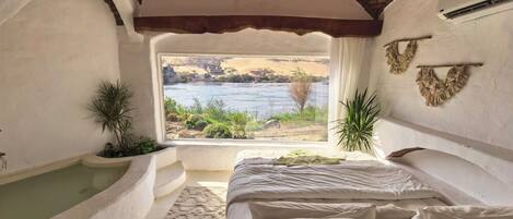 Family Suite, River View | Peti besi dalam bilik, langsir/tirai gelap terus