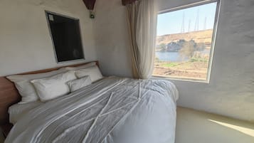 Junior-Suite, Flussblick | Zimmersafe, Verdunkelungsvorhänge