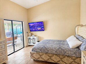 4 bedrooms, iron/ironing board, WiFi, bed sheets - Where Comfort Meets Vacation Cozy Pool Home Relax • Recharge • Explore (Orlando)