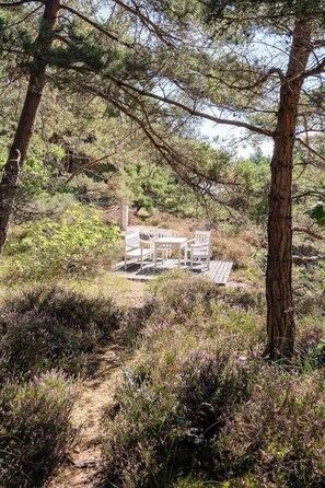 Outdoor dining - Red stone house by Dueodde Beach (Nexø)