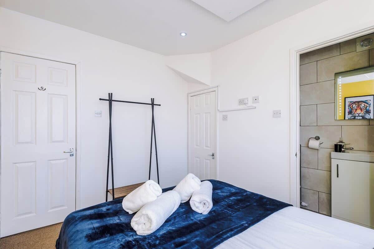 Iron/ironing board, travel cot, WiFi, bed sheets