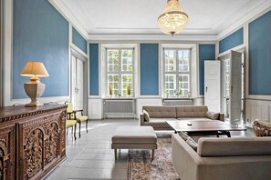 TV - Manor with soul between forest and lake on Funen (Ullerslev)