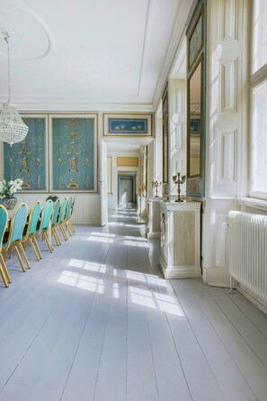 Dining - Manor with soul between forest and lake on Funen (Ullerslev)
