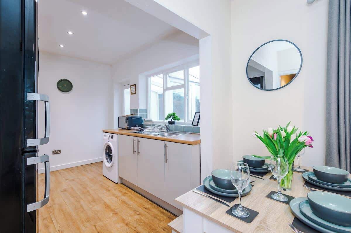Fridge, microwave, stovetop, electric kettle